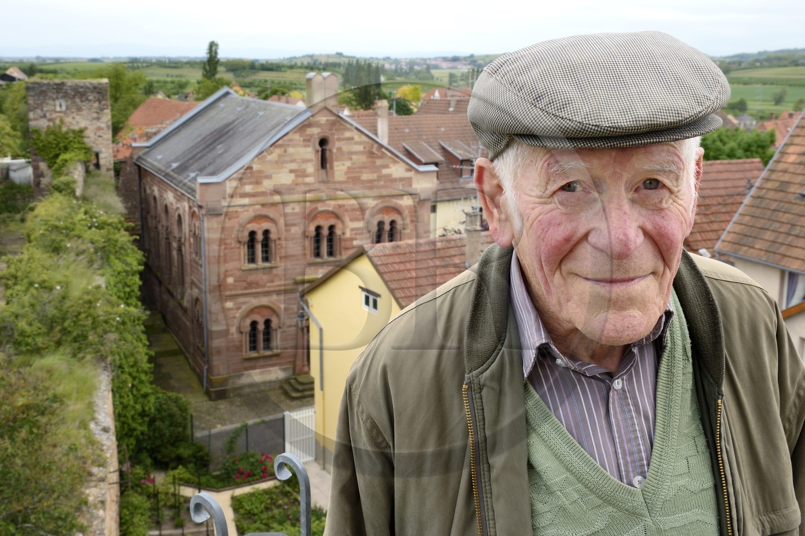 France, Bas-Rhin (67), Westhoffen, Roger Cahn, le dernier juif de Westhoffen né en 1930, l'ancienne synagogue en arrière plan France, Bas-Rhin (67), Westhoffen, Roger Cahn, le dernier juif de Westhoffen né en 1930, l'ancienne synagogue en arrière plan