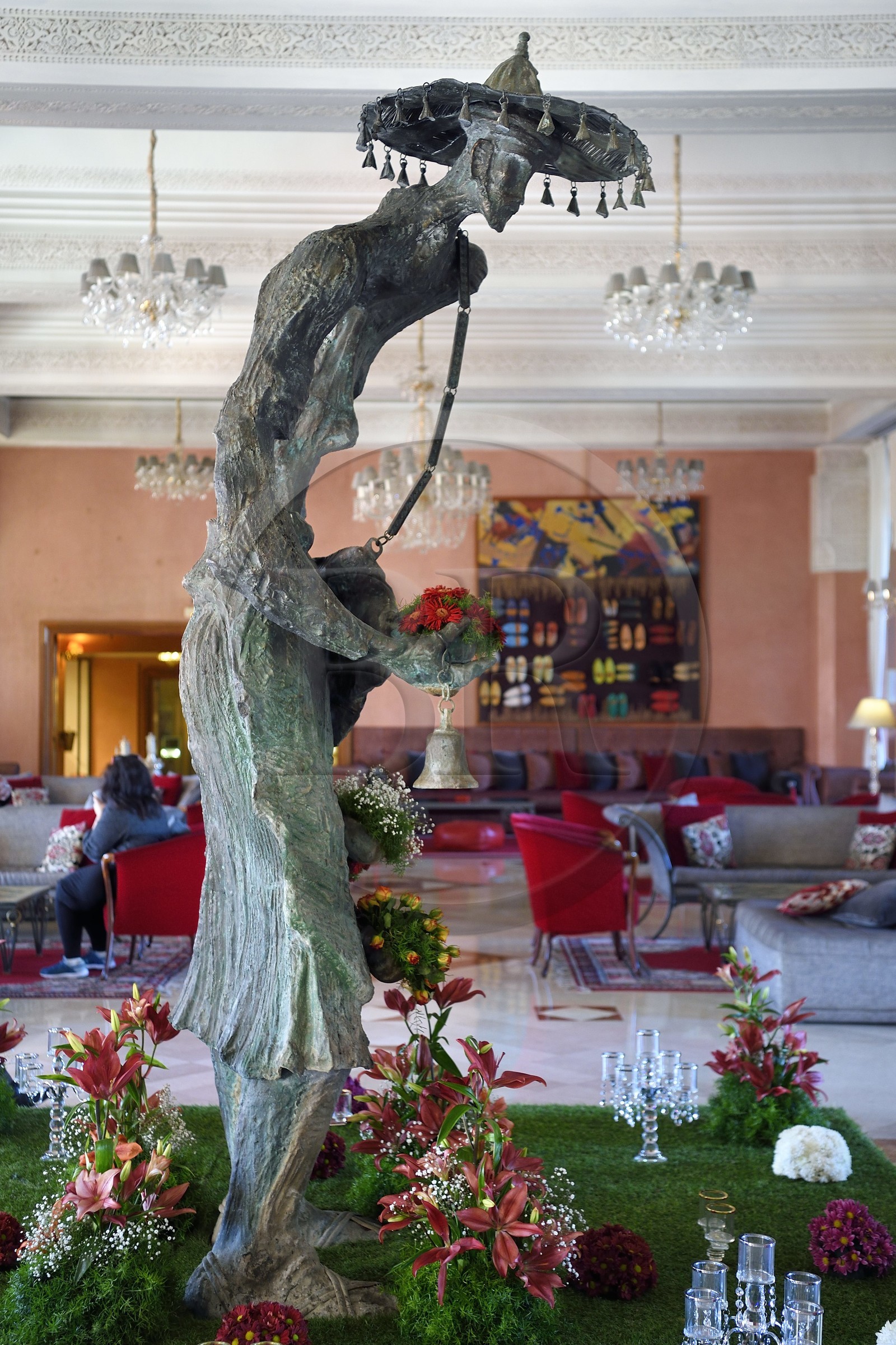 Maroc, Haut-Atlas, Marrakech, ville impériale, quartier Hivernage, hall du Hotel Sofitel Marrakech Palais Imperial, sculpture d'un guerrabas ou porteur d'eau