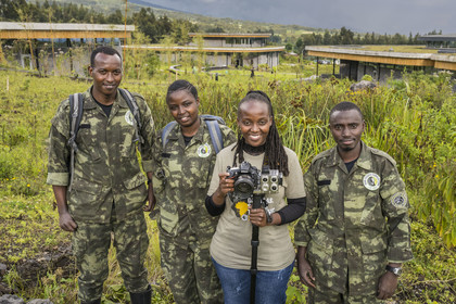 Rwanda, Province du Nord, District de Musanze (Ruhengeri), Kinigi, Campus Ellen DeGeneres du Dian Fossey Gorilla Fund, la zoologiste rwandaise Nadia Niyonizeye armée de son appareil photo équipé d'un laser pour étudier l’évolution de la croissance des gorilles sur le terrain, entourée par ses collègues Jonas, Pelagie et Jean Didier (de gauche à droite)