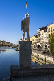 France, Hérault (34), Sète, Canal royal, la statue du jouteur oeuvre de Pierre Nocca domine le Cadre royal