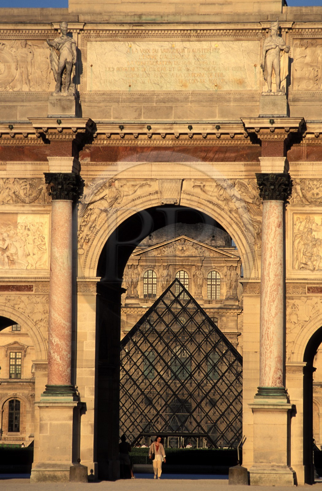 France, Paris (75), Arc de Triomphe de la place du Carrousel du Louvre et Pyramide par l'architecte Ieoh Ming Pei en arrière-plan