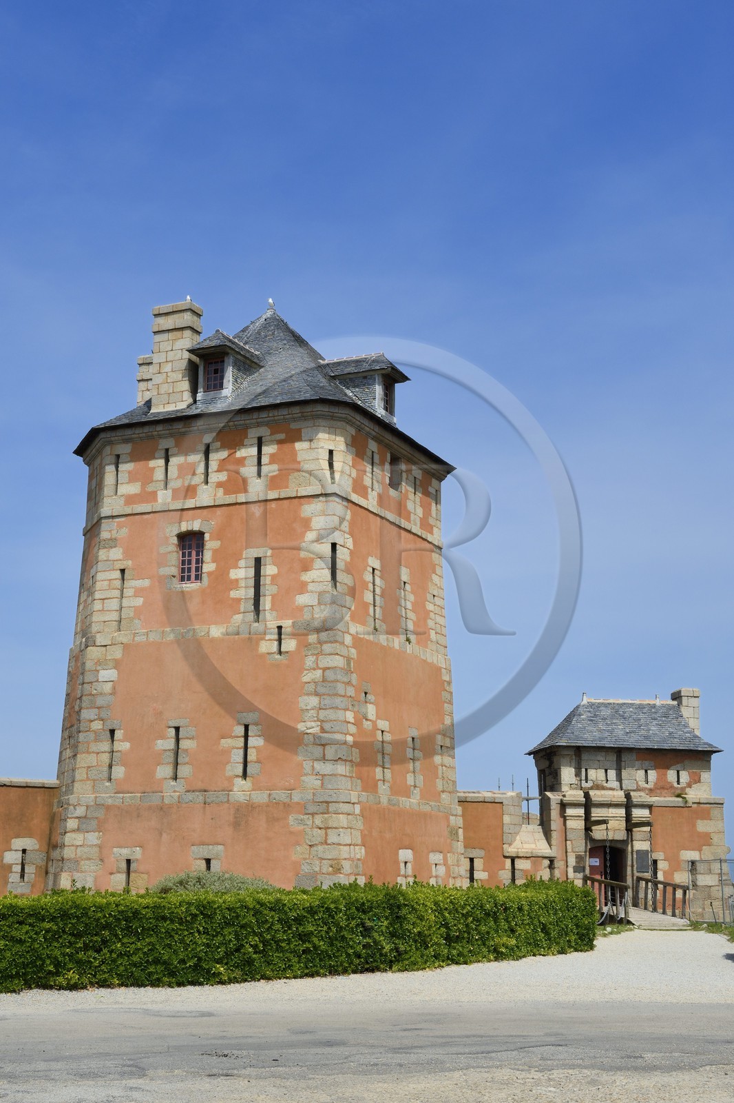 France, Finistère (29), , Mer d'Iroise, parc naturel régional d'Armorique, Presqu'île de Crozon, Camaret-sur-Mer, la tour Vauban classée au Patrimoine mondial de l'UNESCO, tour polygonale défensive construite sur un plan de Vauban au XVIIe siècle