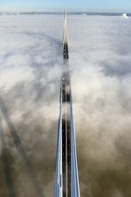 France, entre Calvados (14) et Seine-Maritime (76), le Pont de Normandie qui émerge des brumes matinales de l'automne et enjambe la Seine, vue depuis le sommet du pylone sud