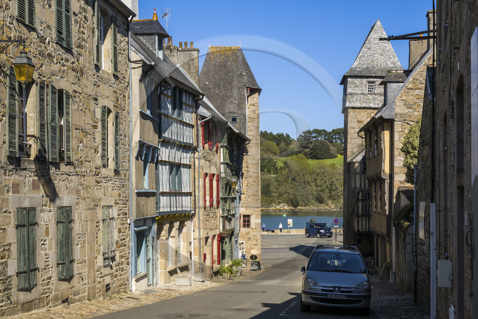 France, Côtes-d'Armor (22), Tréguier, facade de maison à pans de bois typique du Trégor en bas de la rue Ernest Renan