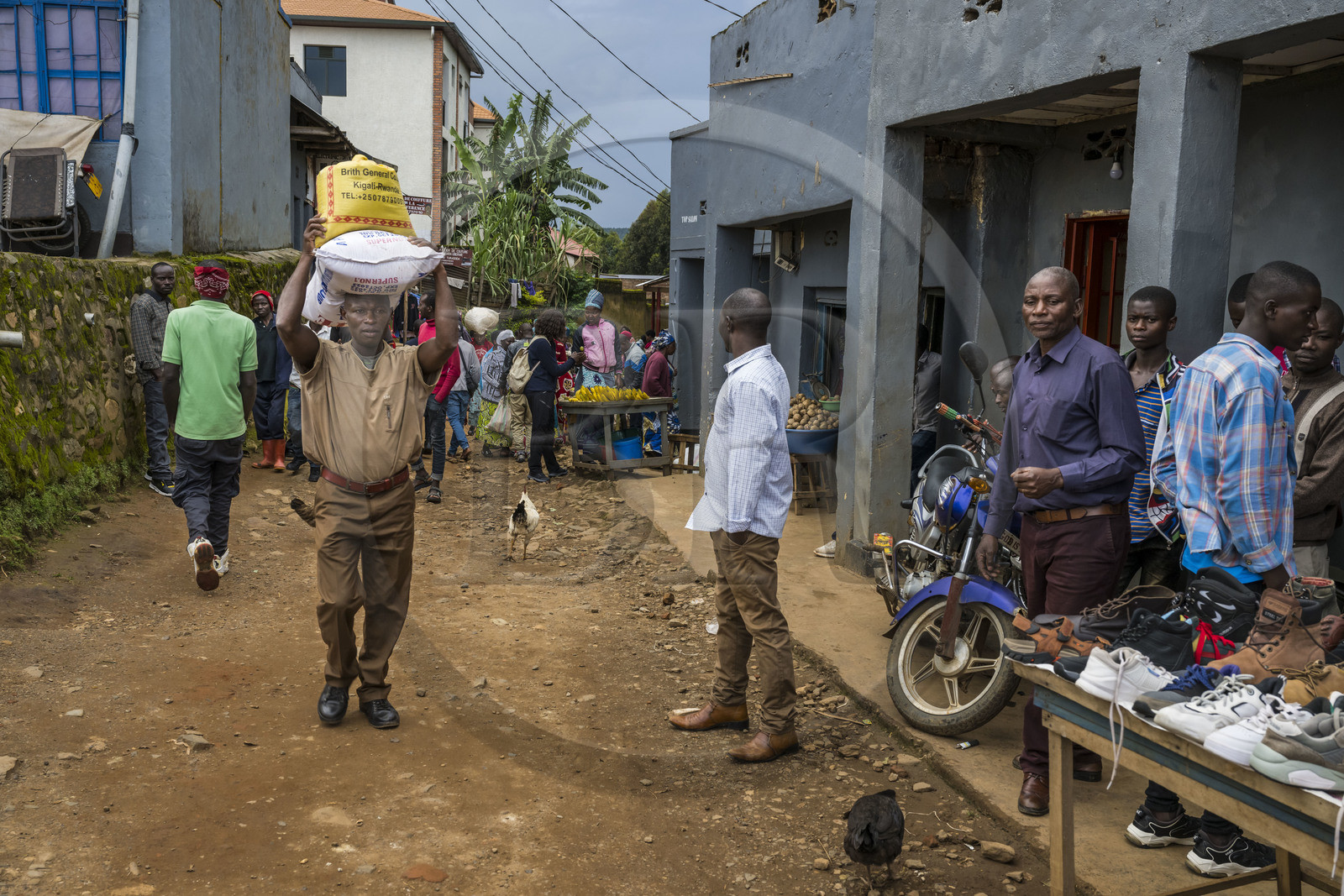 Rwanda, Province de l’Ouest, Gisakura, commerces et étals dans les rues du village