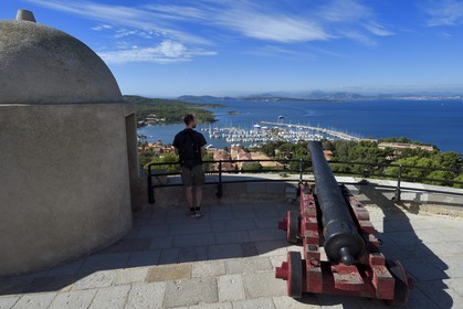 France, Var (83), Iles d'Hyères, parc national de Port Cros, Ile de Porquerolles, le village et le port de Porquerolles vus depuis le chateau Sainte-Agathe