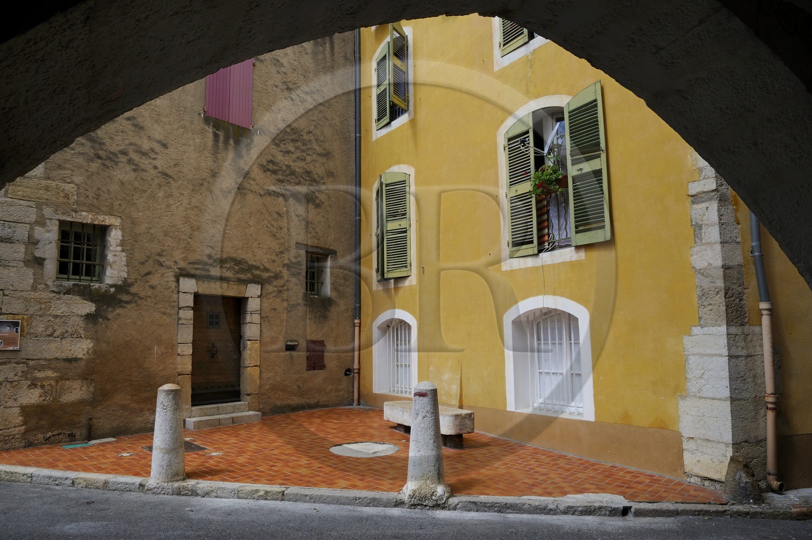 France, Var (83), Provence Verte, Saint-Maximin-la-Sainte-Baume, maisons medievales et arcades
