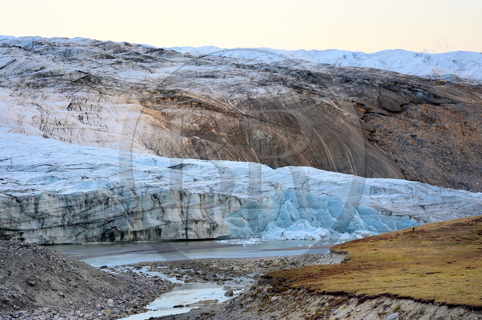 Groenland, région du centre ouest vers Kangerlussuaq, Isunngua highland, le glacier Reindeer (faisant partie du Russell Glacier) en bordure de la calotte glaciaire et situé sur le site du patrimoine mondial de l'UNESCO d'Aasivissuit - Nipisat et randonneur