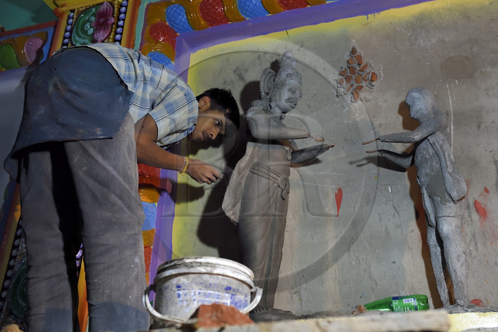 Sri Lanka, province de l'Est, Trincomalee, Koneswaram temple en reconstruction dans l'ex-Fort Frederick, fabrication de statues dans le temple