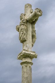 France, Côte-d'Or (21), Corsaint, église Saint-Maurice, calvaire bourguignon, le Christ d’un coté et la vierge de l’autre