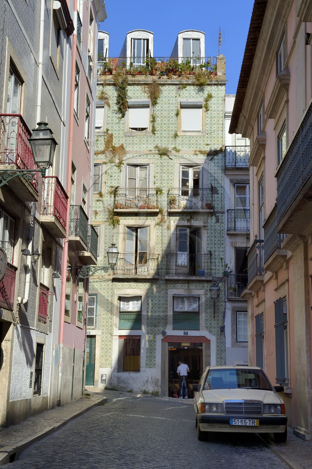 Portugal, Lisbonne, quartier du Bairro Alto,facade de maison recouverte d'azulejos rue Travessa das Merces