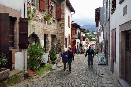 France, Pyrénées-Atlantiques (64), Pays-Basque, Saint-Jean-Pied-de-Port, rue de la Citadelle sur le chemin de Saint-Jacques-de-Compostelle