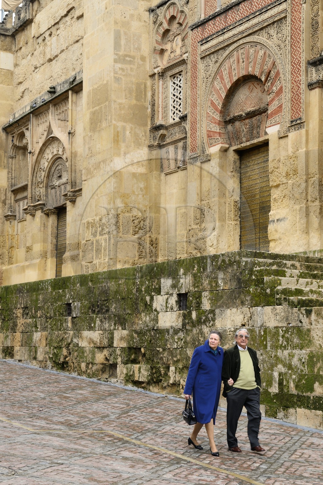 Espagne, Andalousie, Cordoue, centre historique classé Patrimoine Mondial de l'UNESCO, la Mezquita, mosquée-cathédrale, architecture omeyyade de Cordoue, une des portes de l'enceinte