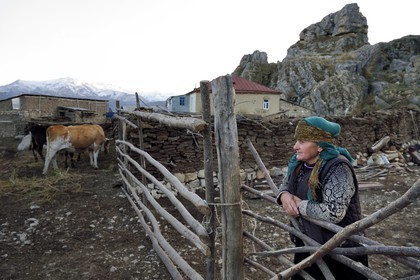 Azerbaïdjan, région de Quba (Guba), chaine de montagne du Grand Caucase, village de Giriz, la fermière Dilshad