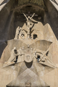 Espagne, Catalogne, Barcelone, quartier de l'Eixample, basilique de la Sagrada Familia de l'architecte du modernisme catalan Antoni Gaudi classée Patrimoine Mondial de l'UNESCO, la façade de la passion dont les sculptures ont été réalisées par Josep Maria Subirachs, la crucifixion et calvaire
