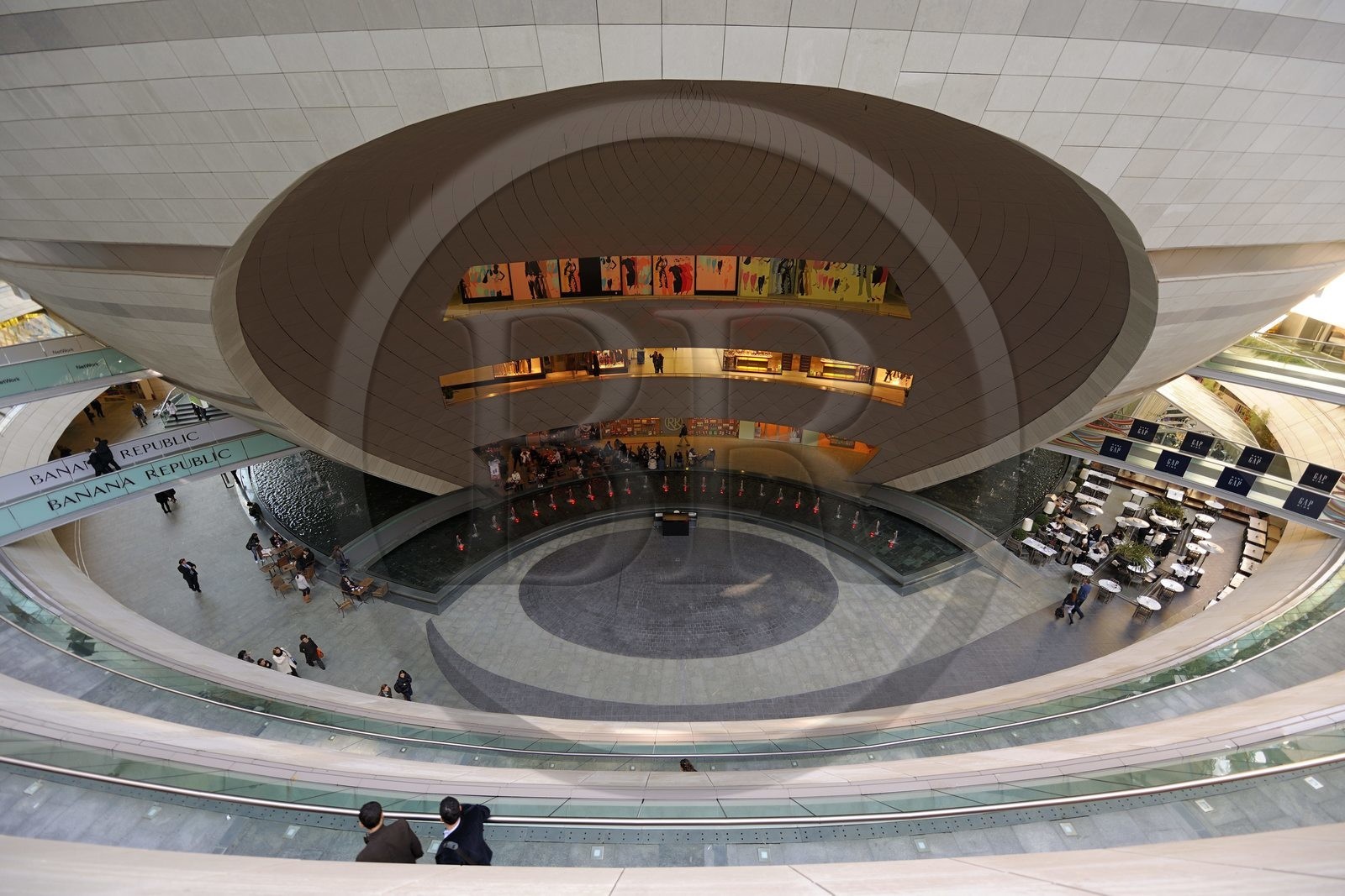 Turquie, Istanbul, le centre commercial Canyon (Kanyon Alişveriş Merkezi), une réalisation des cabinets d'architectes Jerde Partnership de Los Angeles et Tabanlioglu d'Istanbul, sphère abritant un cinema en multiplex