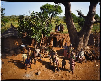 Burkina Faso, Poni province, Lobi land, Loropéni, Peasant in his farm yard posing with his family