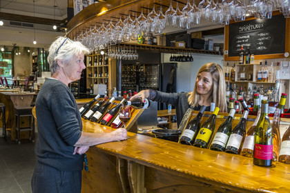 France, Hérault (34), Montpellier,  quartier de Port Marianne, autour du Bassin Jacques Coeur, bar de dégustation des vins et restaurant Le Trinque-Fougasse, la sommelière Rosa Bela