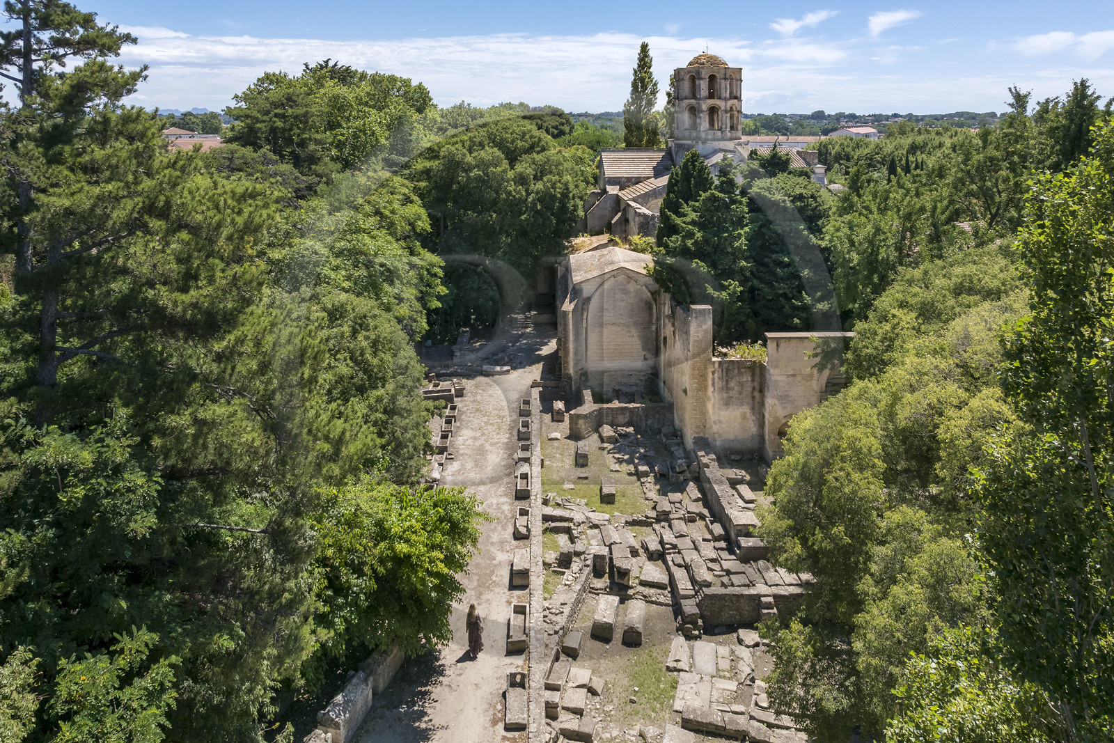 France, Bouches-du-Rhône (13), Arles, les Alyscamps, site classé Patrimoine Mondial de l'UNESCO, nécropole païenne puis chrétienne de l'époque romaine au Moyen Age comprenant de très nombreux sarcophages, et l'église Saint-Honorat des Alyscamps surmontée de sa lanterne des morts (vue aérienne)