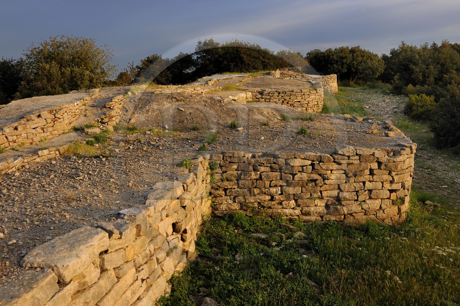 France, Hérault (34), près de Lunel, Oppidum d'Ambrussum ancien oppidum gaulois situé sur la Voie Domitienne (Via Domitia), enceinte du IIIe siècle av. J.-C. dégagée sur 650 mètres et flanquée de vingt-cinq tours