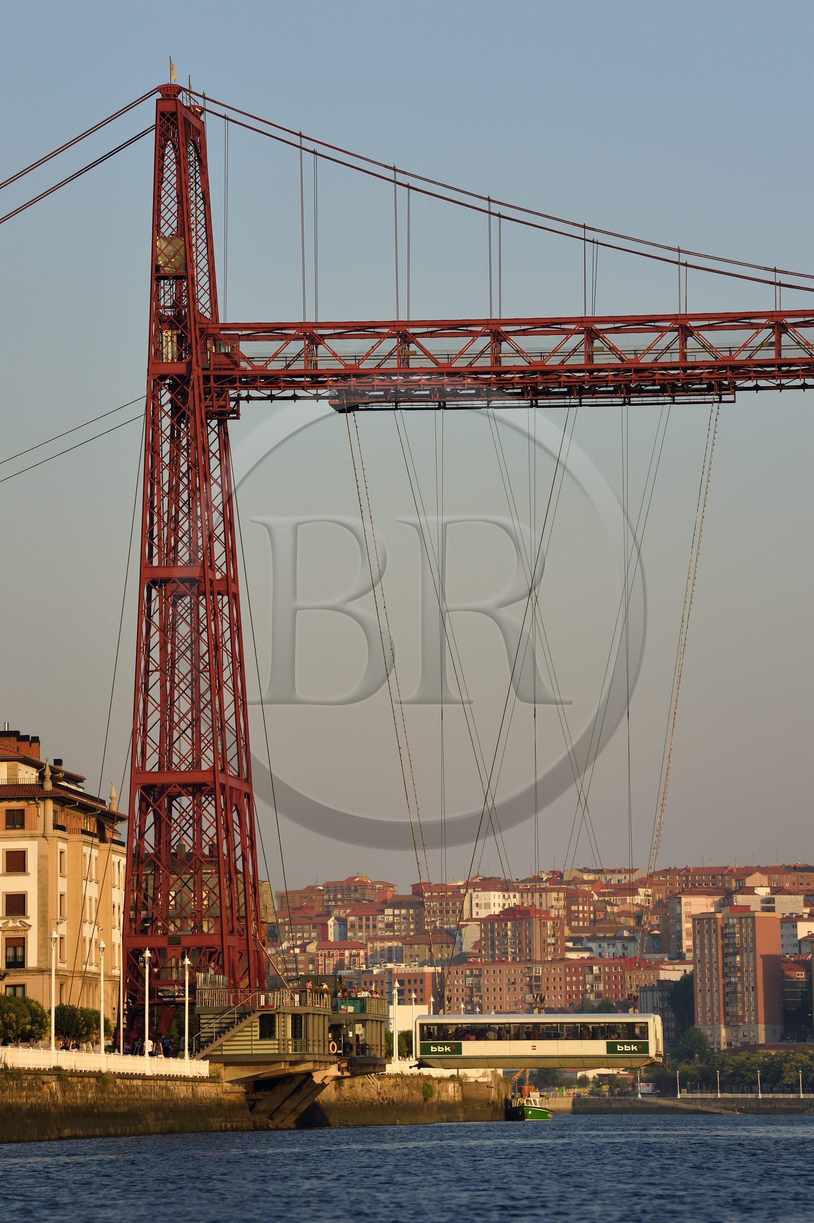 Espagne, Pays basque espagnol, Biscaye, Bilbao, pont de Biscaye (Puente de Vizcaya ou Puente Colgante) sur le fleuve Nervion, reliant les deux villes de Portugalete et Getxo, toujours en service, ce pont transbordeur construit de 1888 à 1893 est le premier construit et aussi le plus grand du monde, classé Patrimoine Mondial de l'UNESCO