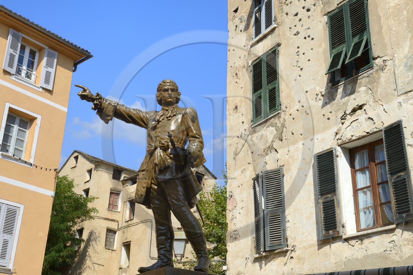 France, Haute-Corse (2B), Corte, la statue du général Gaffori, héros de la révolution corse, devant sa maison natale encore criblée par les impacts de balles de 1750