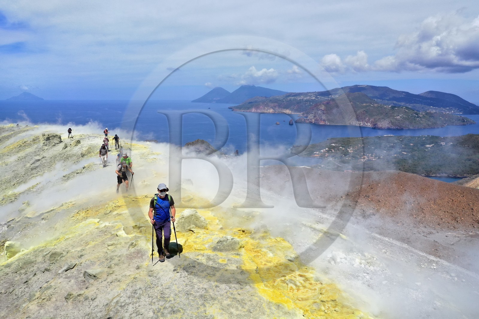 Italie, Sicile, iles Eoliennes, classées Patrimoine Mondial de l'UNESCO, ile de Stromboli, pecheurs sur la plage de Scari et le volcan actif du Stromboli en arrière plan (vue aérienne)