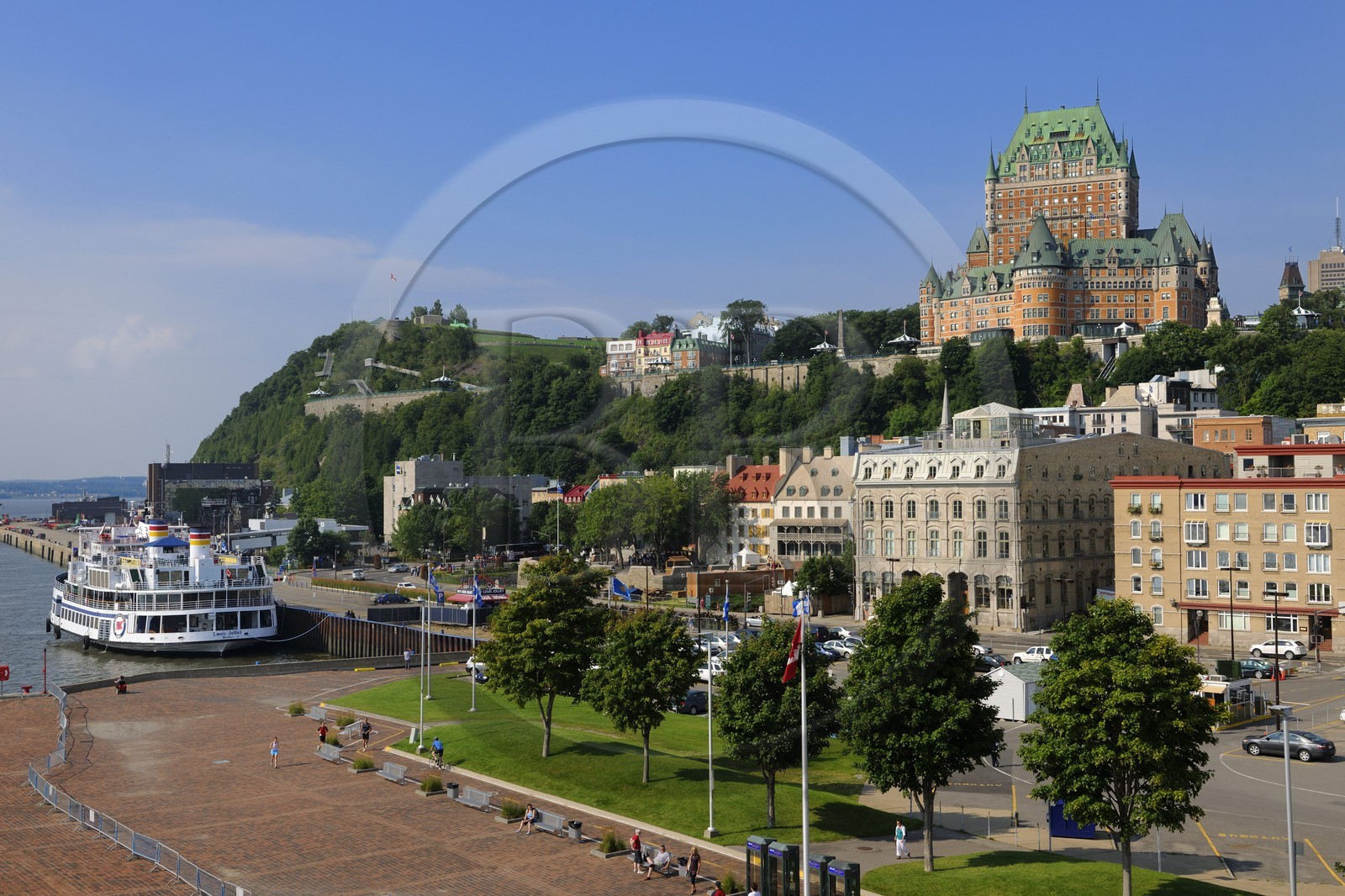 Canada, province de Québec, ville de Québec, Vieux-Québec classé Patrimoine Mondial de l' UNESCO, château Frontenac depuis le port sur le fleuve Saint-Laurent