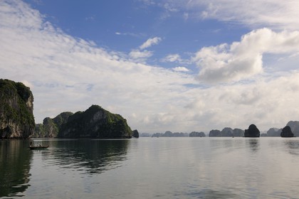 Vietnam, province de Quang Ninh, la Baie d'Halong classée Patrimoine Mondial de l'UNESCO, bateau de pêche entre les iles karstiques