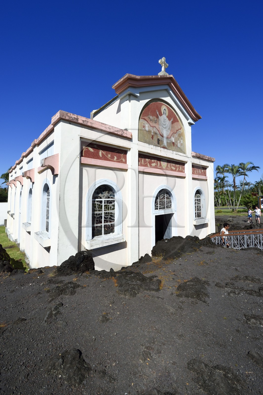 France, Ile de la Reunion, Piton-Sainte-Rose , l'église Notre-Dame-des-Laves épargnée par la coulée de lave aujourd’hui solidifiée qui s’est arrêtée sur son porche lors d’une éruption du volcan du Piton de la Fournaise survenue en 1977