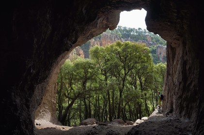 France, Var (83), entre Bagnols-en-Forêt et Roquebrune-sur-Argens, randonnée dans les Gorges du Blavet, la grotte du Muéron, habitat préhistorique