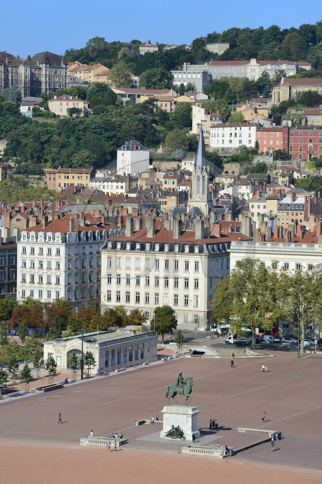 France, Rhône (69), Lyon, site historique classé Patrimoine Mondial de l'UNESCO, la place Bellecour dans le quartier de la Presqu'Ile  dominé par la colline de Fourvière