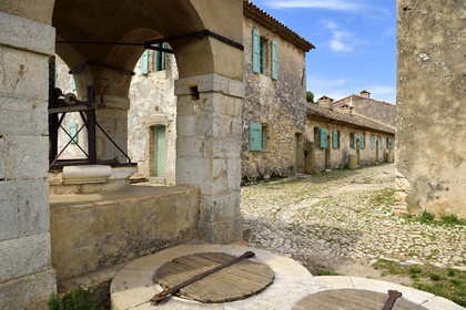 France, Alpes-Maritimes (06), Cannes, Iles de Lérins, Ile Sainte-Marguerite, le Fort Royal fortifié par Vauban, le puit et une ruelle