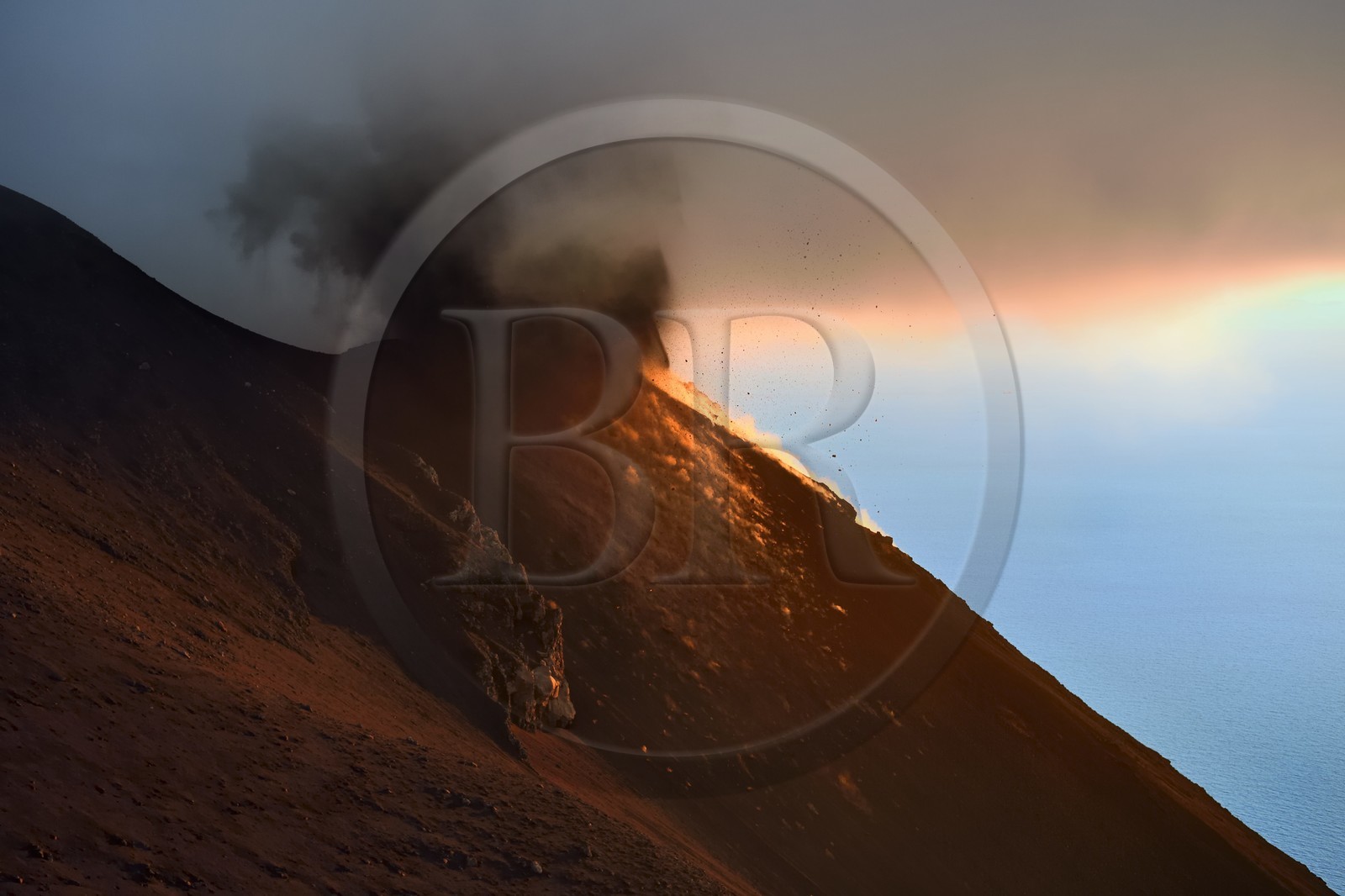 Italie, Sicile, iles Eoliennes, classées Patrimoine Mondial de l'UNESCO, ile de Stromboli, éruption et projection de bombes de lave sur les pentes du volcan actif au coucher de soleil