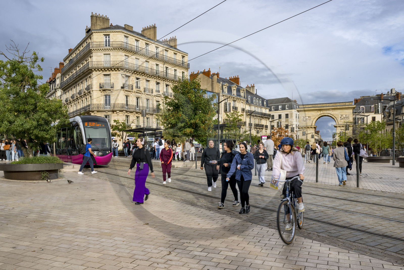 France, Côte-d'Or (21), Dijon, zone classée Patrimoine Mondial de l'UNESCO, passage du tram sur la place Darcy et arc de triomphe en arrière plan
