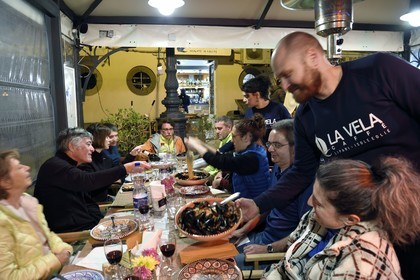 Italie, Sicile, iles Eoliennes, classées Patrimoine Mondial de l'UNESCO, Ile de Lipari, Lipari, groupe de randonneurs au restaurant La Vela sur le port de pêche de Marina Corta