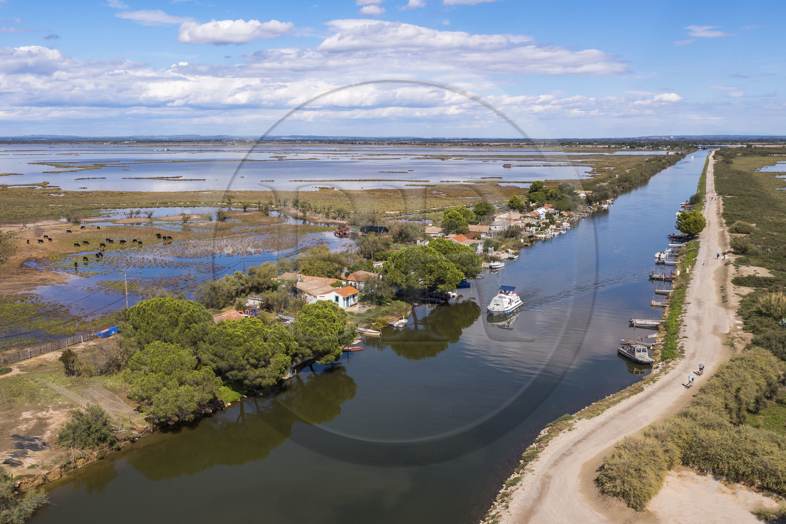 France, Hérault (34), La Grande-Motte, lieu dit des Cabanes du Roc, anciennes cabanes de pécheurs en bordure du canal du Rhône à Sète, l'étang de l'Or en arrière plan (vue aérienne)