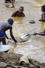 Tanzania, Morogoro district, Uluguru mountains, gold diggers on the river Ruvu