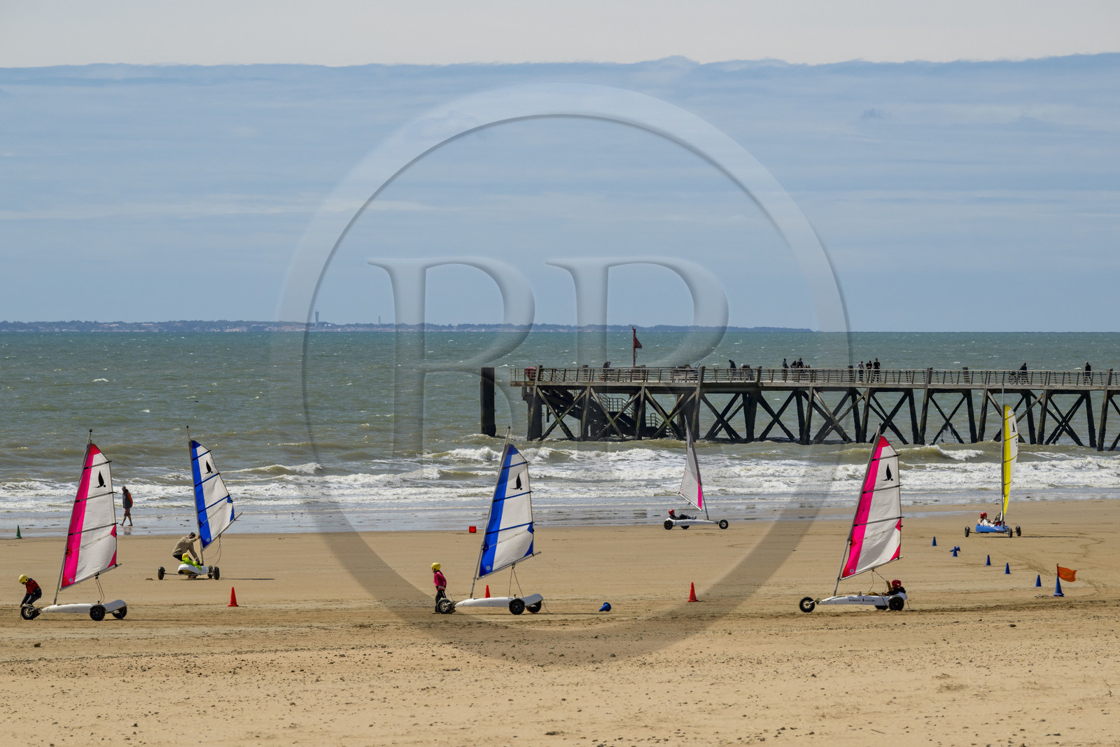 France, Vendée (85), Saint-Jean-de-Monts, chars à voile sur la plage et l'estacade en bois en arrière plan