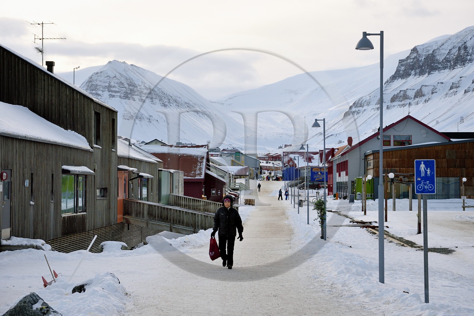 Norvège, Svalbard, Spitzberg, Longyearbyen, la rue principale est piétonne