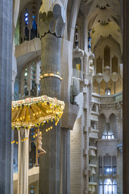 Espagne, Catalogne, Barcelone, quartier de l'Eixample, basilique de la Sagrada Familia de l'architecte du modernisme catalan Antoni Gaudi classée Patrimoine Mondial de l'UNESCO, crucifix avec un baldaquin dans le chœur