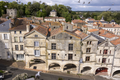 France, Vendée (85), Fontenay-le-Comte, place Belliard, maisons à arcades du XVIe siècle (vue aérienne)