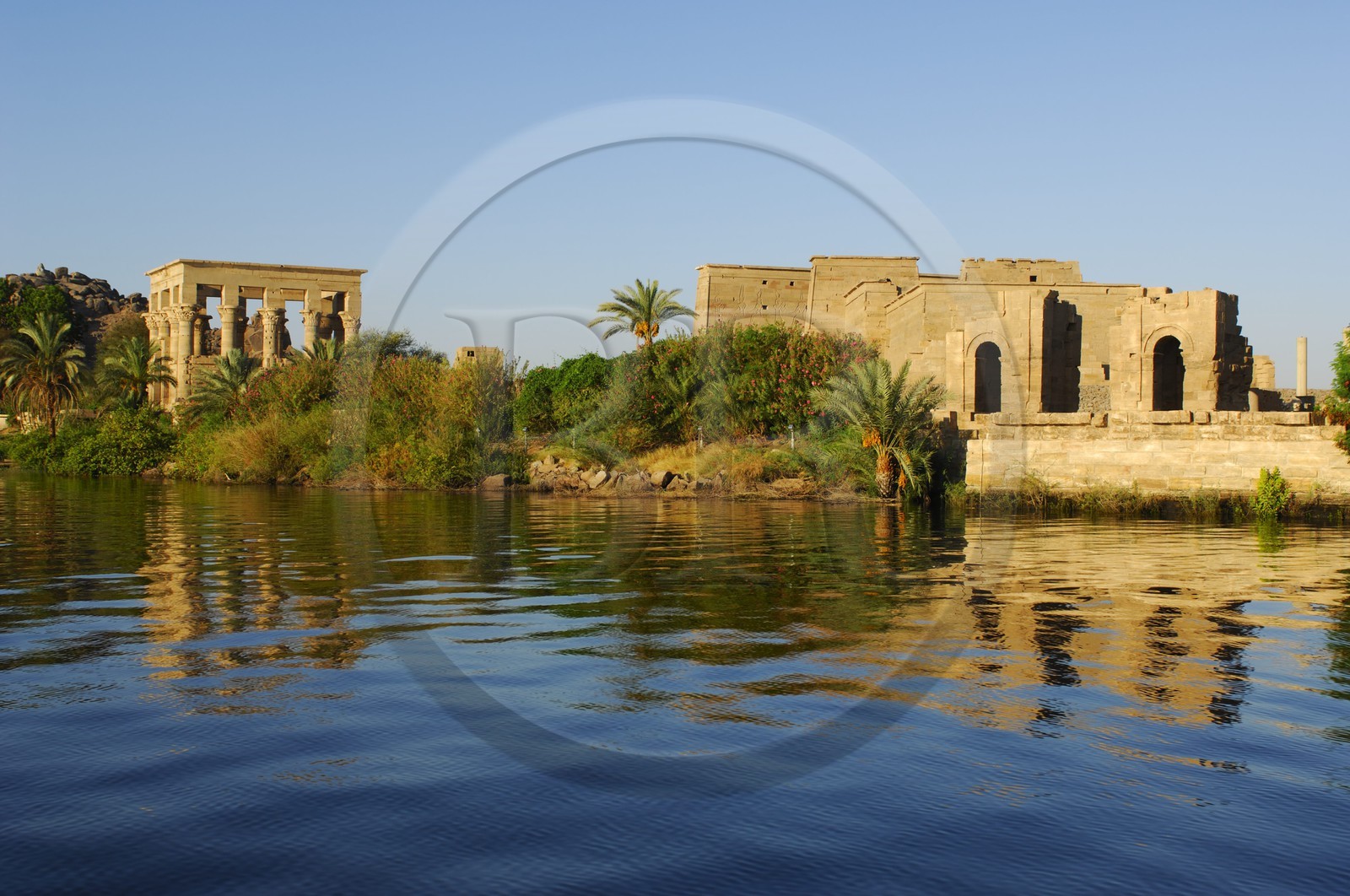 Egypte, Haute-Egypte, Nubie, vallée du Nil, Assouan, île d'Agilka, Philae classé Patrimoine Mondial de l'UNESCO, le temple d'Isis et le kiosque de l'empereur romain Trajan