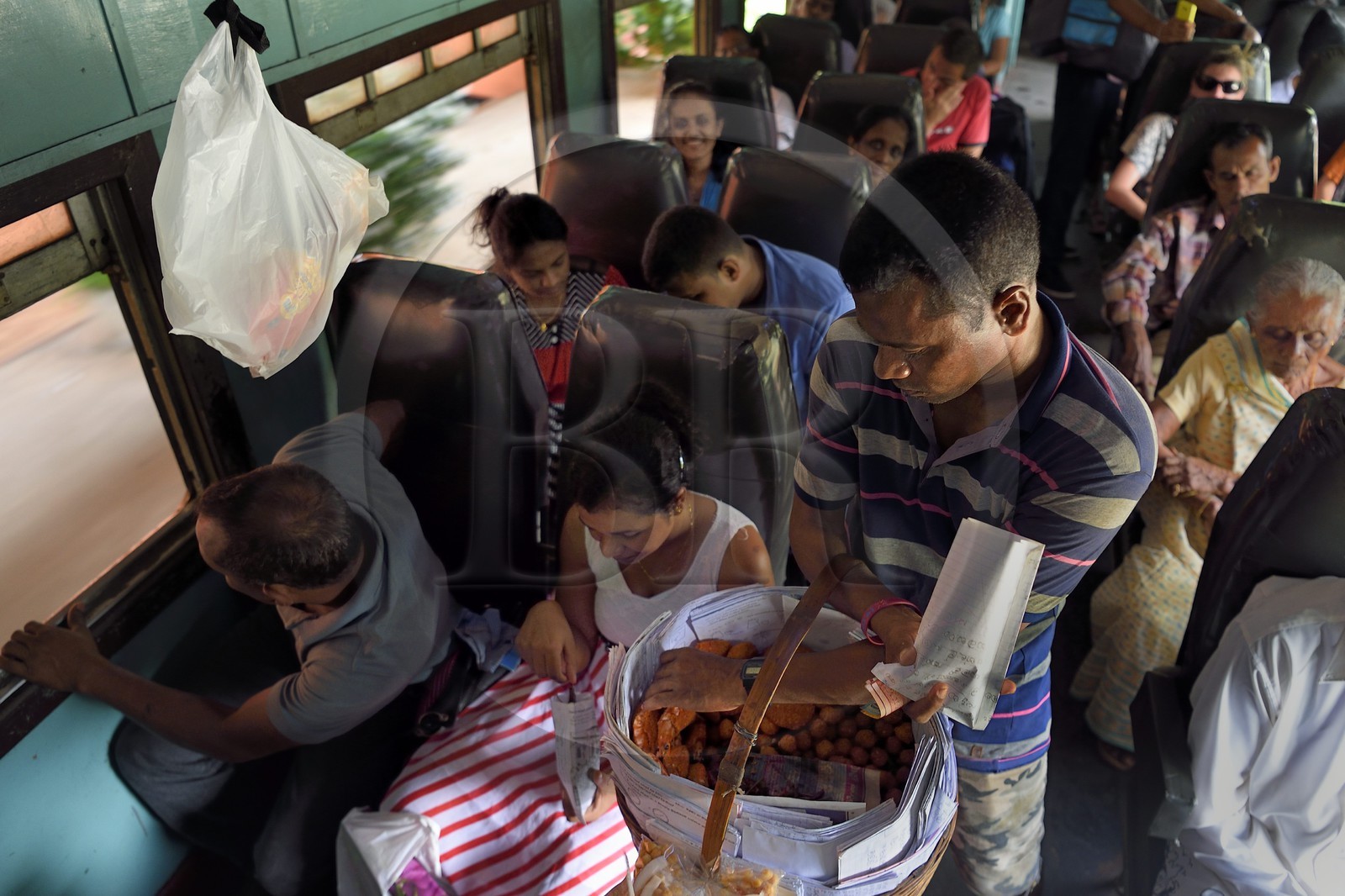 Sri Lanka, Province du Sud, train de Galle à Colombo, vendeur ambulant de beignets de crevettes et de wade