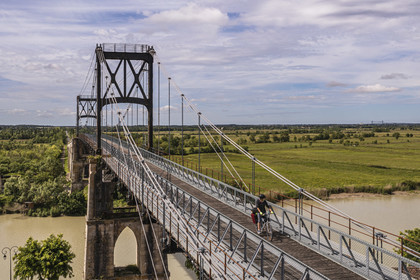 France, Charente-Maritime (17), Saintonge, Tonnay-Charente, cycliste faisant la véloroute La Flow Vélo traversant le pont suspendu construit en 1842 au dessus de la Charente (vue aérienne)