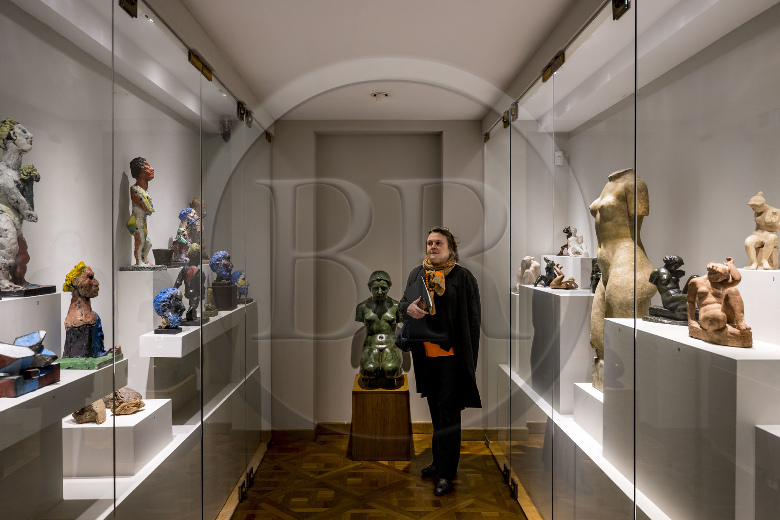 France, Paris (75), Musée Maillol, exposition du peintre et sculpteur allemand Markus Lüpertz en dialogue avec l'oeuvre d'Aristide Maillol, sculptures de Markus Lüpertz à gauche et sculptures d'Aristide Maillol à droite,  la journaliste Françoise Monnin du magazine Artension