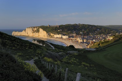 France, Seine-Maritime (76), Pays de Caux, Côte d'Albâtre, Etretat au pied de la falaise d'Amont
