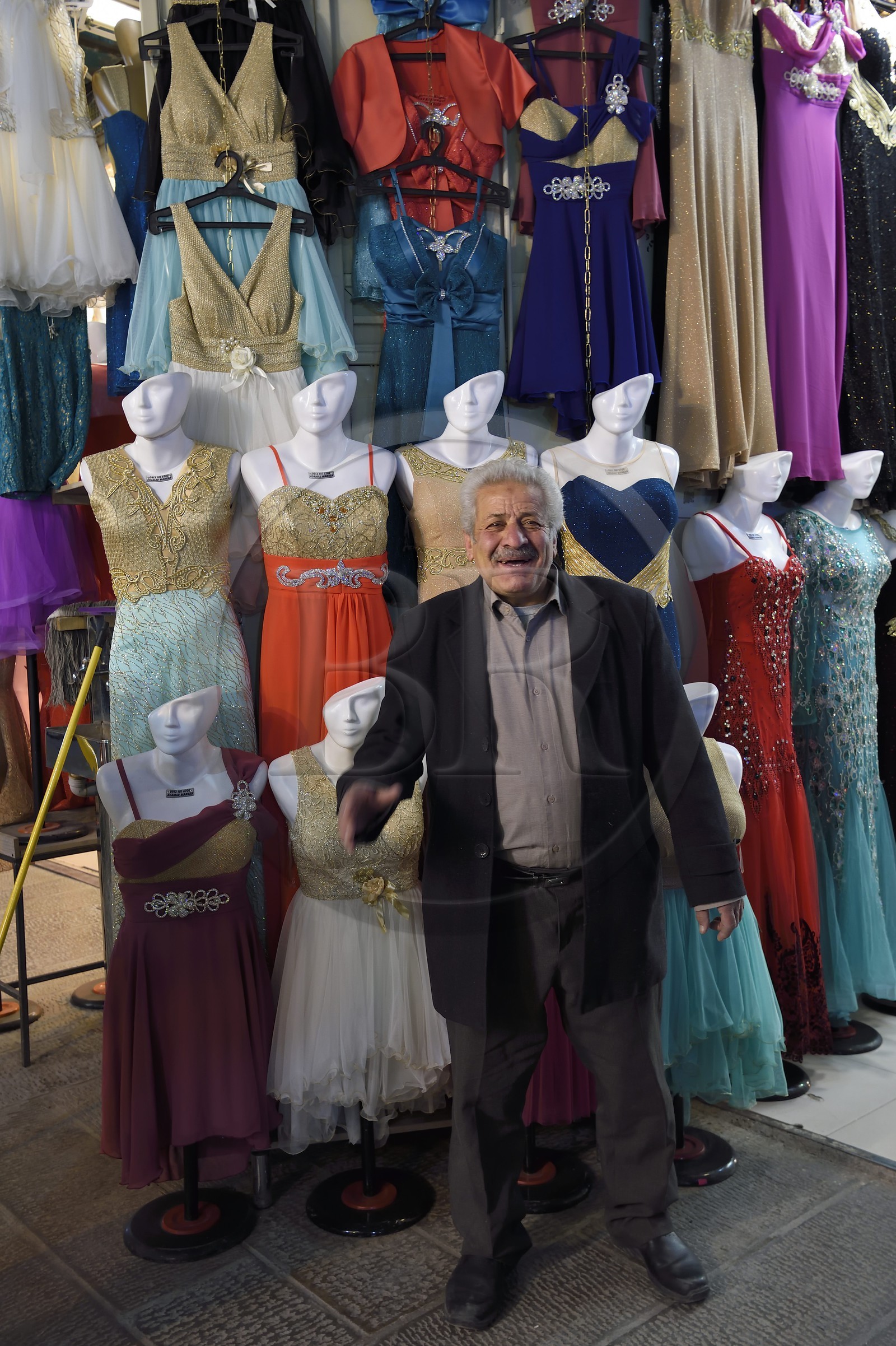 Iran, province d'Ispahan, Ispahan, Bazar-e Bozorg (Grand Bazar), immense bazar couvert qui remonte à près de 1300 ans, boutique pour femmes Iran, province d'Ispahan, Ispahan, Bazar-e Bozorg (Grand Bazar), immense bazar couvert qui remonte à près de 1300 ans, boutique pour femmes