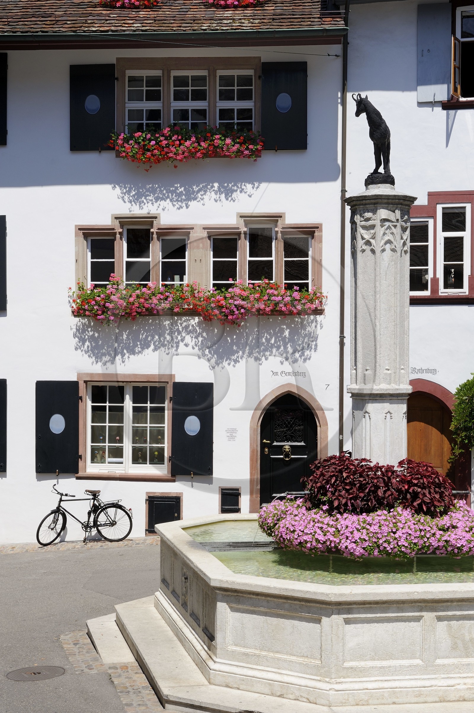 Suisse, Bâle, le vieux Bâle, petite fontaine à l'angle de la rue Gemsberg et Unterer Heuberg