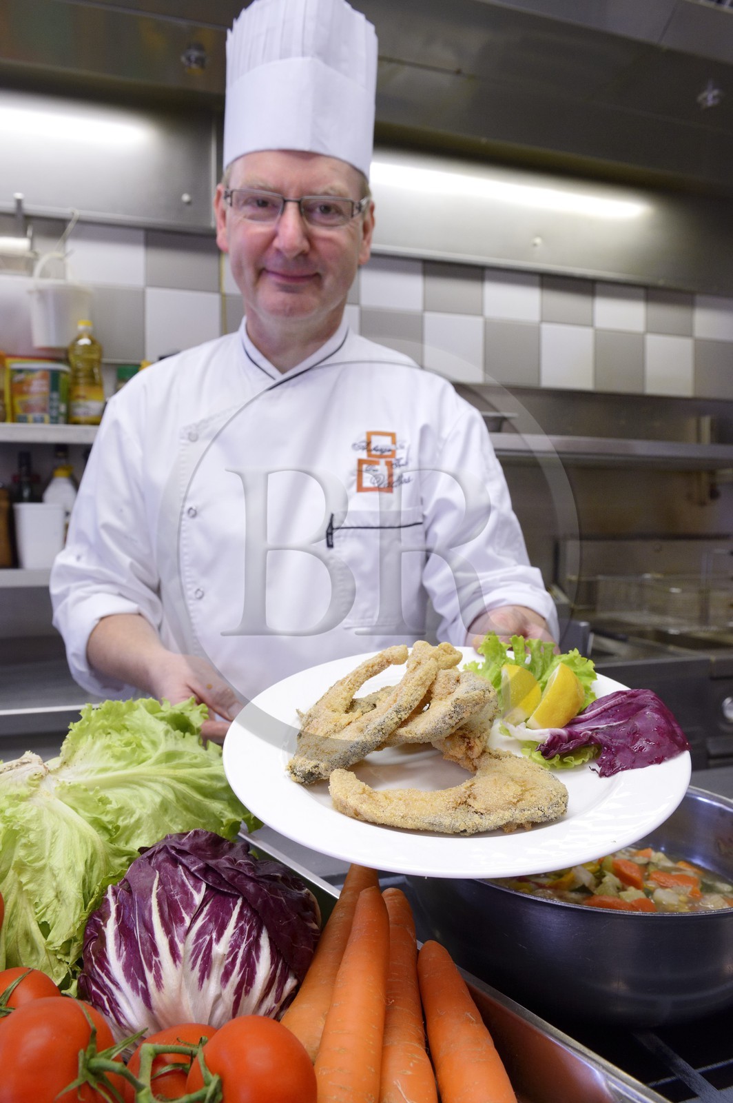 France, Haut-Rhin (68), Sundgau, Hirsingue, Auberge des Trois Vallées, plat de la carpe frite présenté par le chef Pieter Harens France, Haut-Rhin (68), Sundgau, Hirsingue, Auberge des Trois Vallées, plat de la carpe frite présenté par le chef Pieter Harens